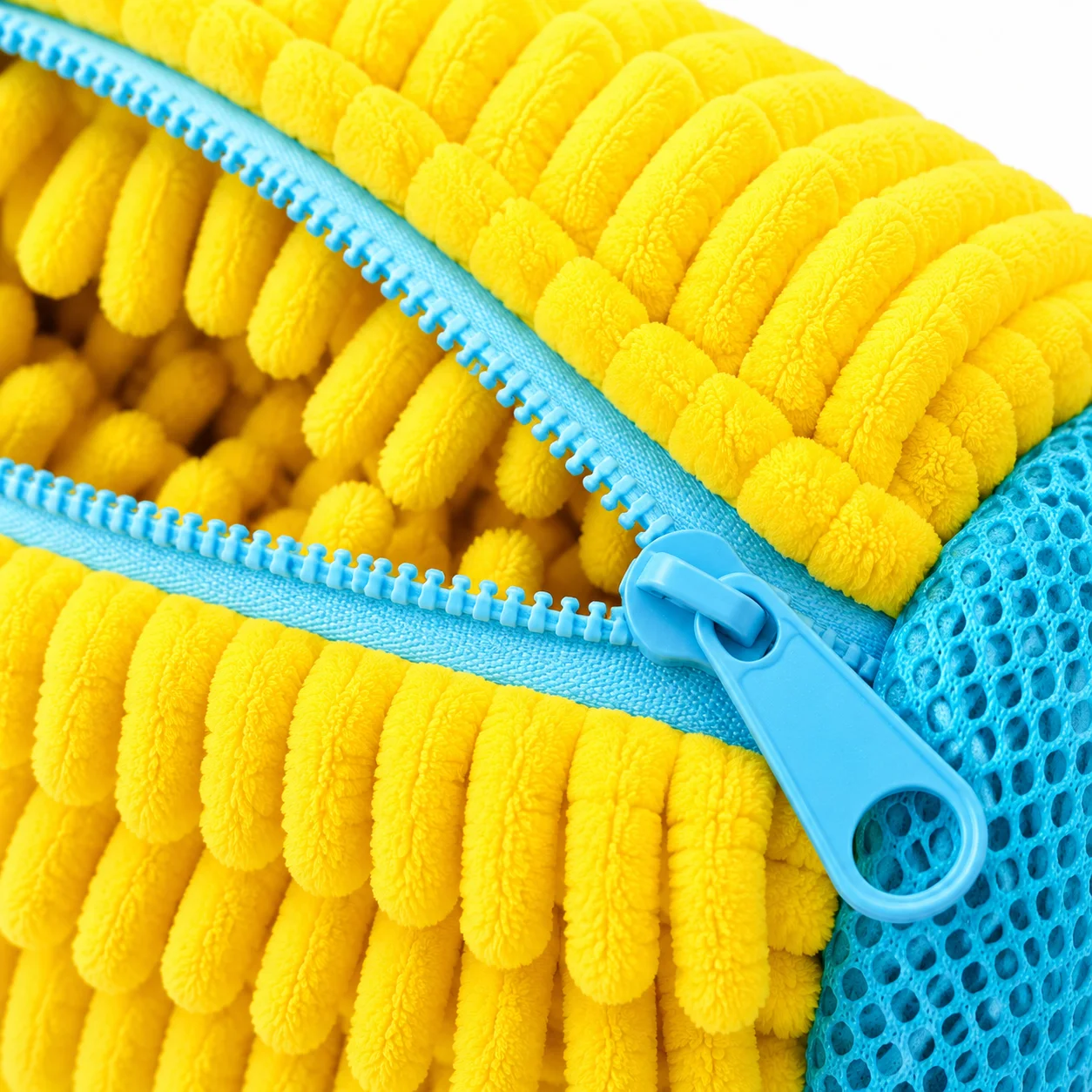 Secure zipper on the LunaXia shoe wash bag